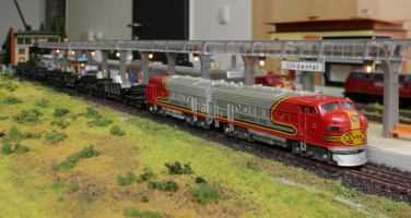 Eine ROKAL Santa Fe durchfhrt den Bahnhof Lindenthal auf ihrem Weg in die USA