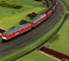 Diesel-Doppeltraktion vor Erz-Zug